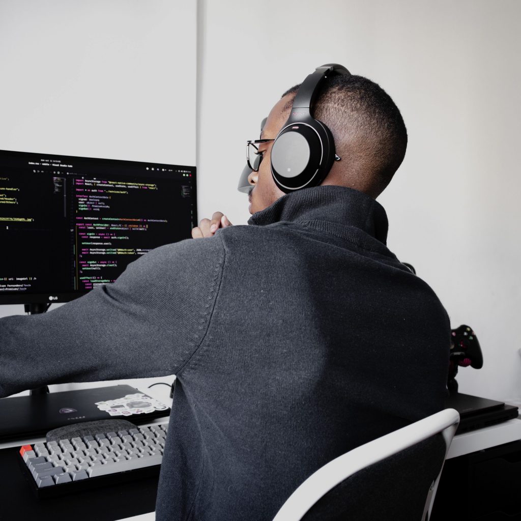 Expert IT consultant en pleine session de travail chez SANZ Consulting, optimisant les systèmes informatiques.